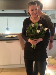 Viola Frankenberg mit Blumenstrauß